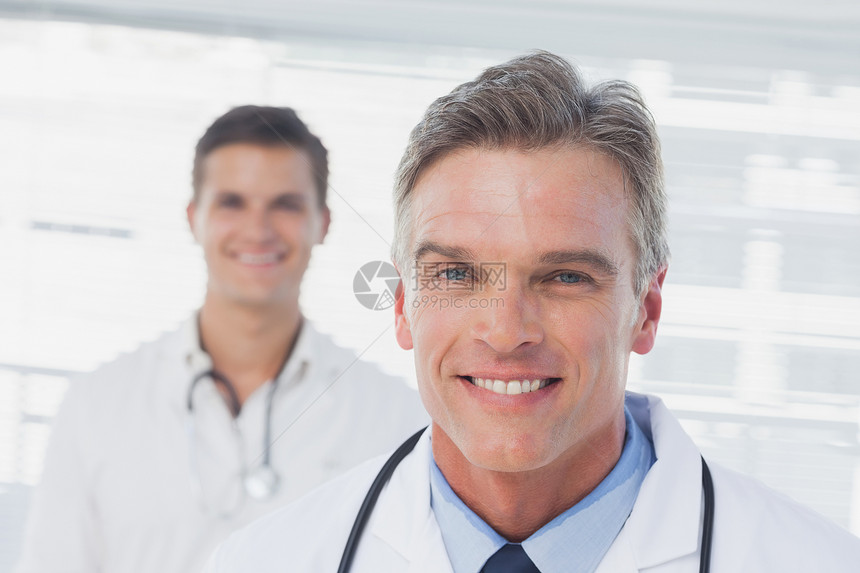 当着同事的面微笑的医生站在他面前图片