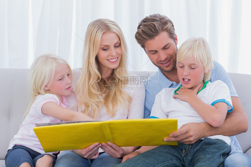 幸福的一家人一起读一个故事男生休息室女性长椅父亲短发公寓文学浅色母亲图片