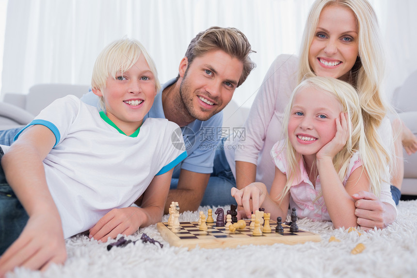 一起玩象棋的微笑的家庭图片