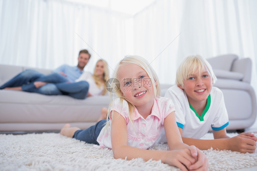 儿童躺在地毯上男生儿子金发女郎房子女儿快乐女孩姐姐微笑孩子图片