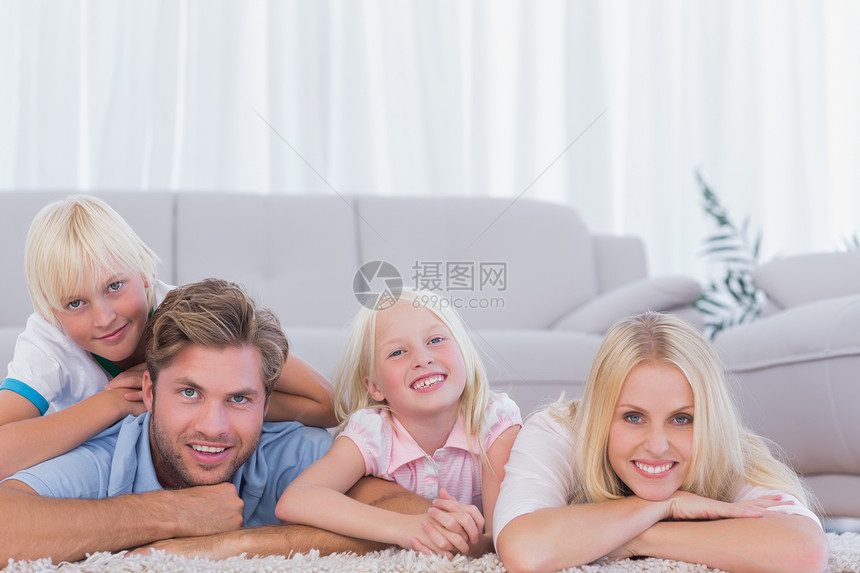 躺在地毯上的微笑的家属图片