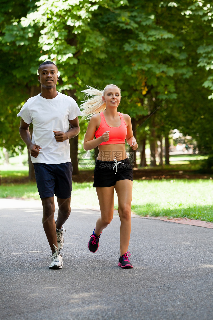 夏在户外公园的青年跑步运动员活动娱乐男人速度女性闲暇慢跑女孩公园赛跑者图片