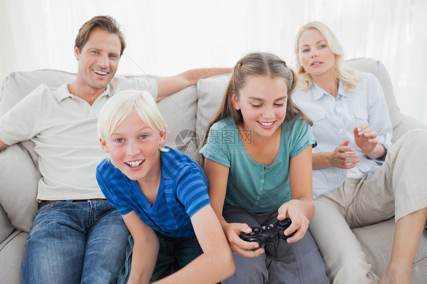 儿童在沙发上玩电子游戏图片