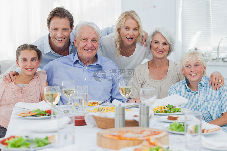 大家庭在晚宴时微笑的家庭图片