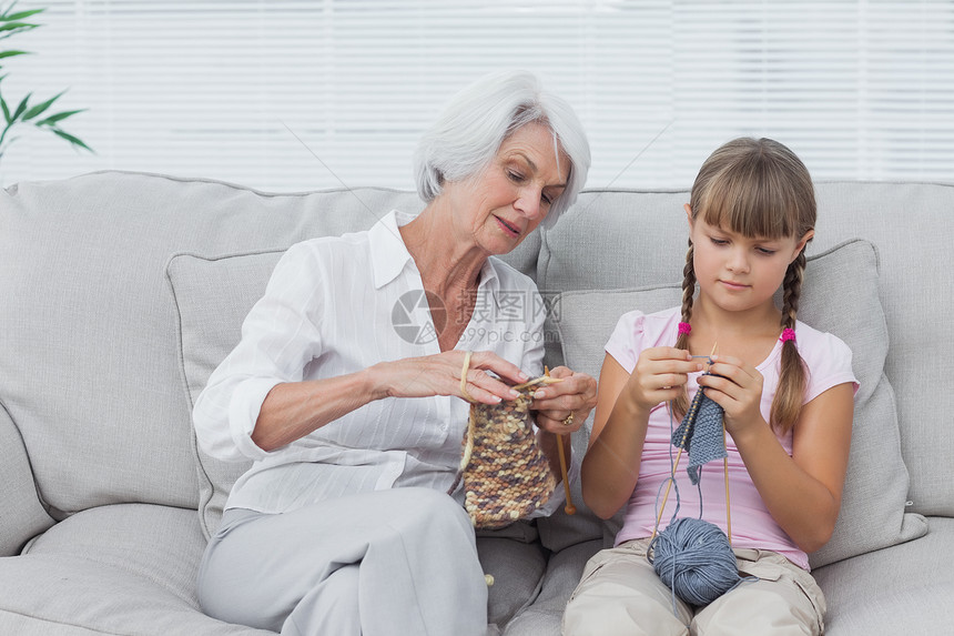 外祖母教孙女如何编织住所长椅女孩教学客厅头发奶奶房子爱好家庭图片