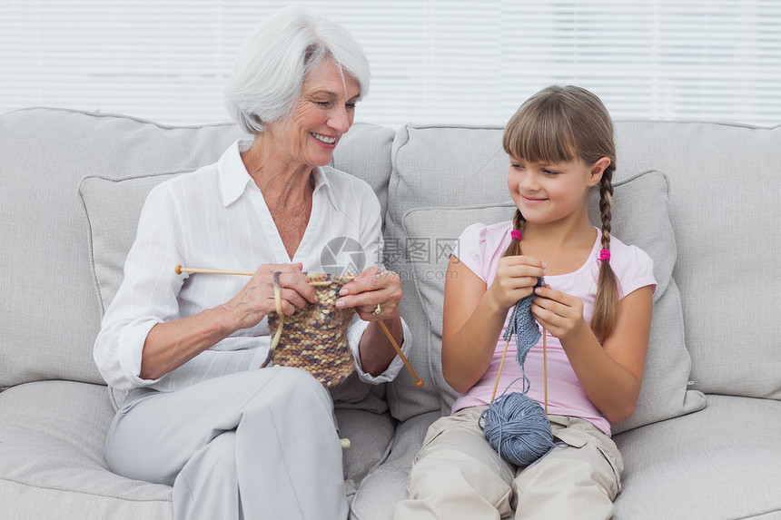 外孙女学习如何与外祖母织衣图片