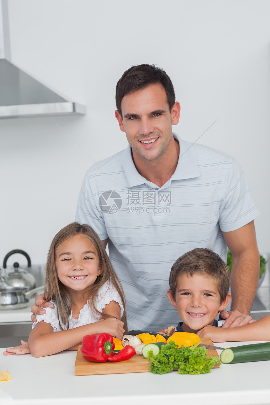 在厨房里对父亲和孩子的肖像;图片