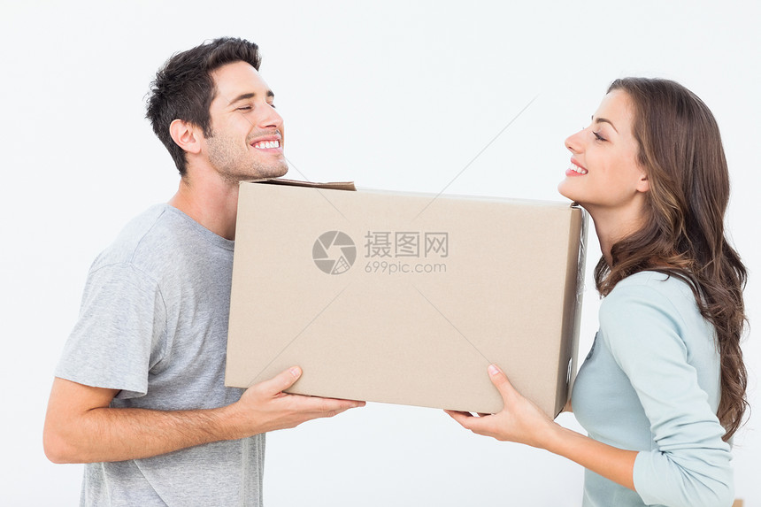 幸福的女子和丈夫拿着一个箱子图片