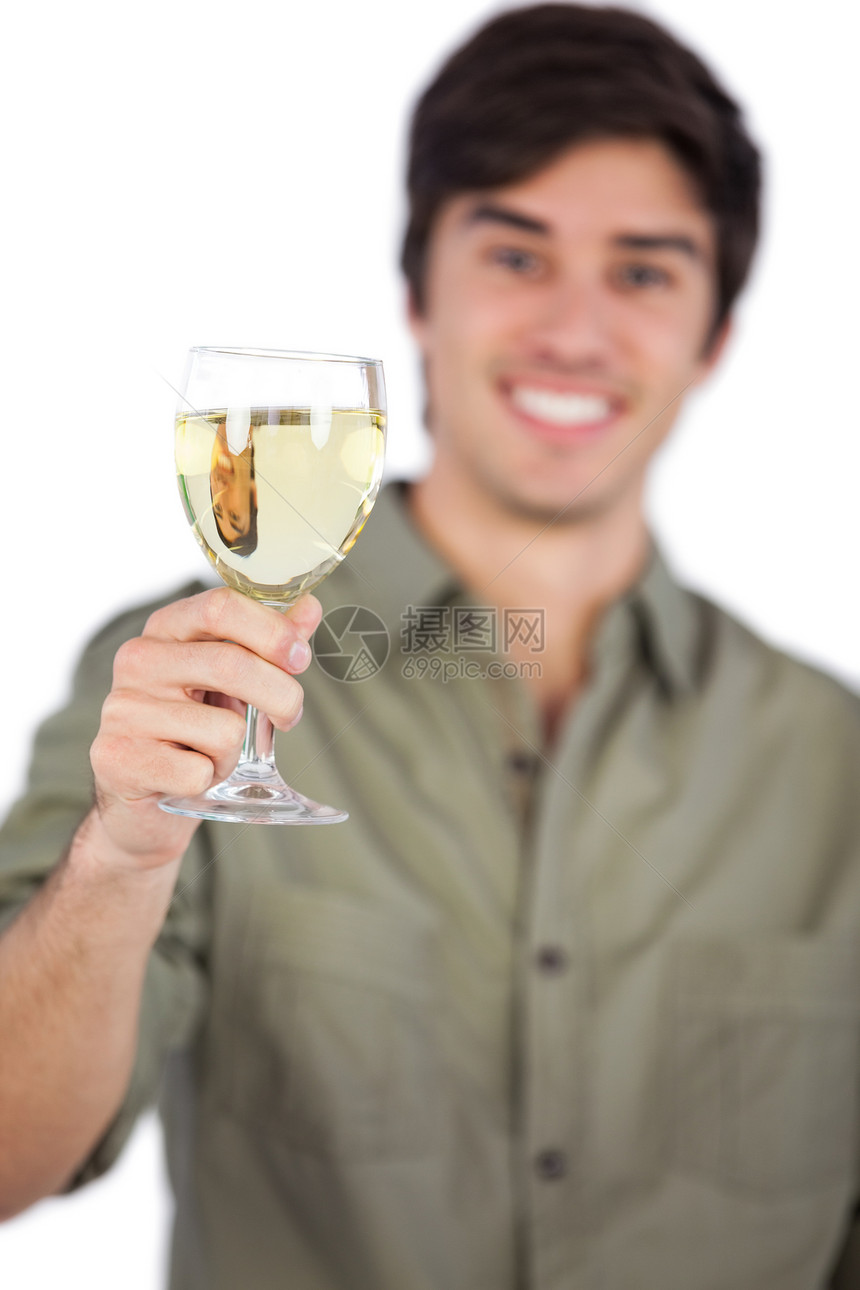 男子持有白葡萄酒杯图片