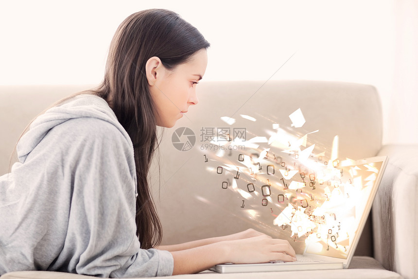 妇女使用带有二进码的手提笔记本电脑爆炸图片