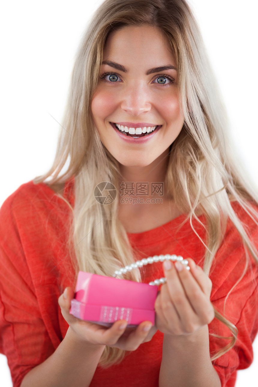 在礼物盒里发现项链的 开心的女人快乐金发浅色礼品微笑头发长发女士包装首饰图片