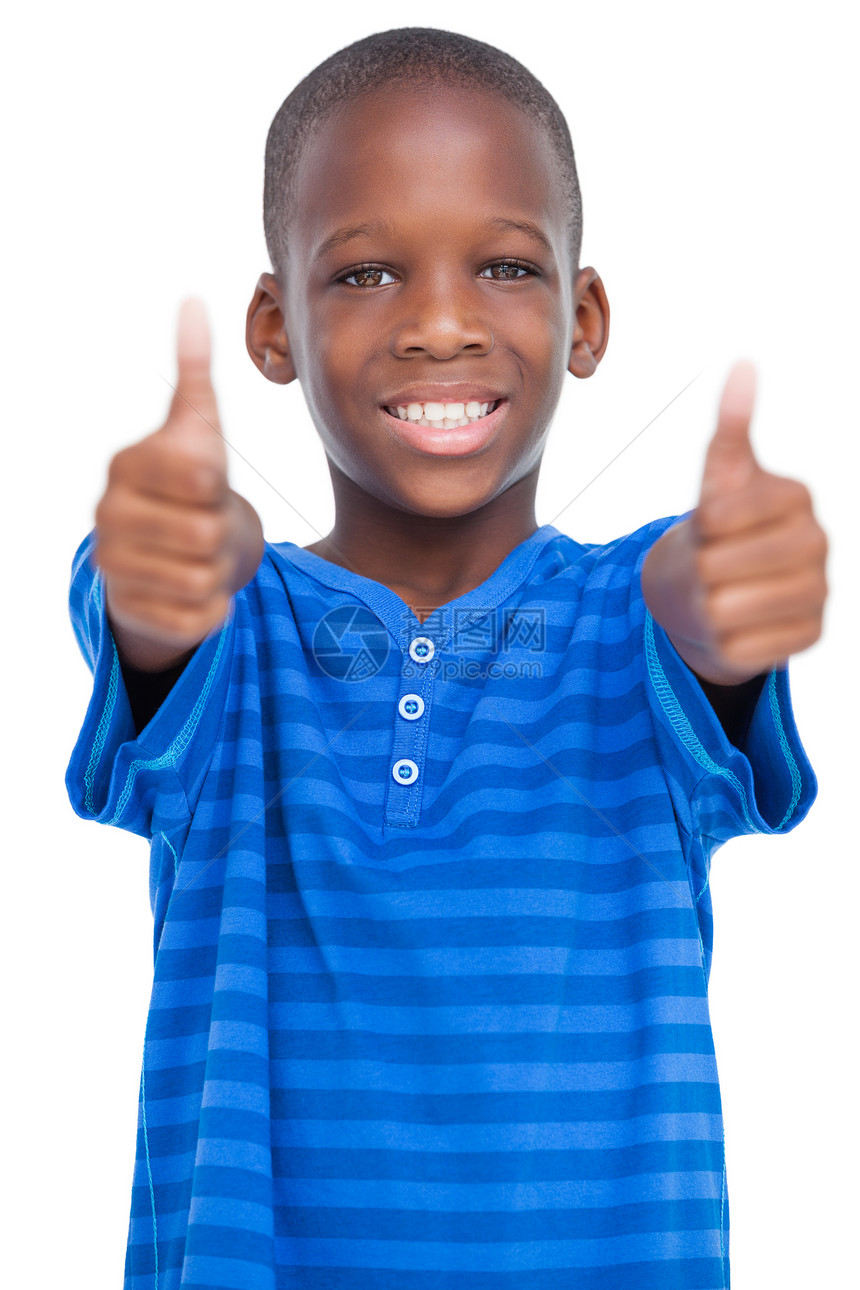 带着拇指微笑的男孩快乐男生黑色蓝色男性双手条纹沟通手势图片