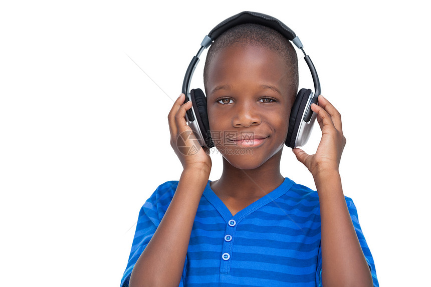 微笑的小男孩在听音乐图片