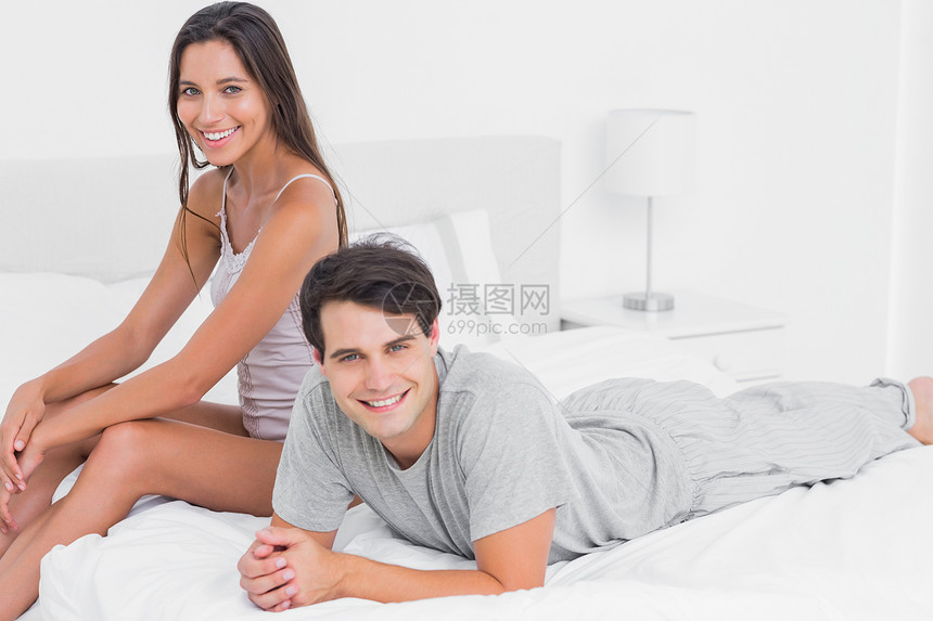 情侣在床上放松头发被子房子夫妻长发女士家庭公寓女性男人图片