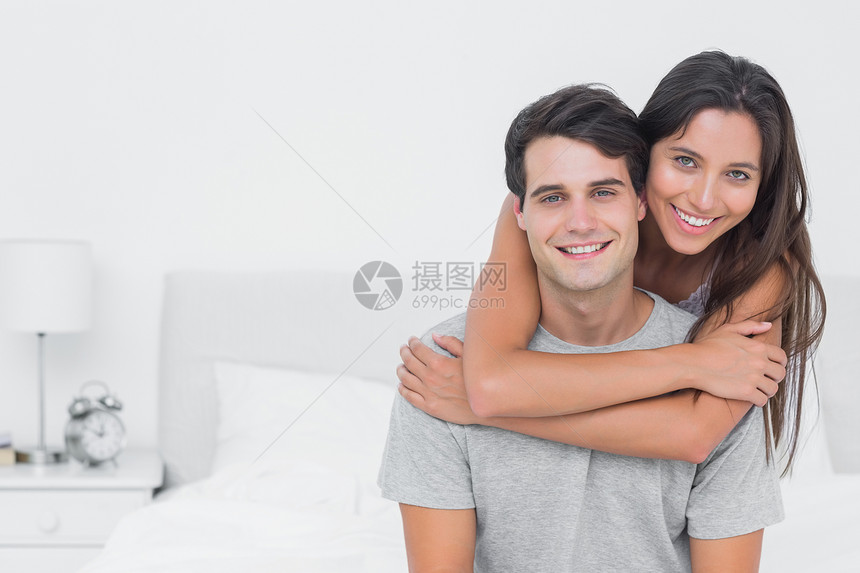 妇女拥抱其伴侣夫妻棕色住所坐垫短发感情男人家庭长发羽绒被图片