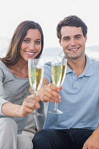 一对夫妇为香槟的笛声敬酒的肖像背景图片