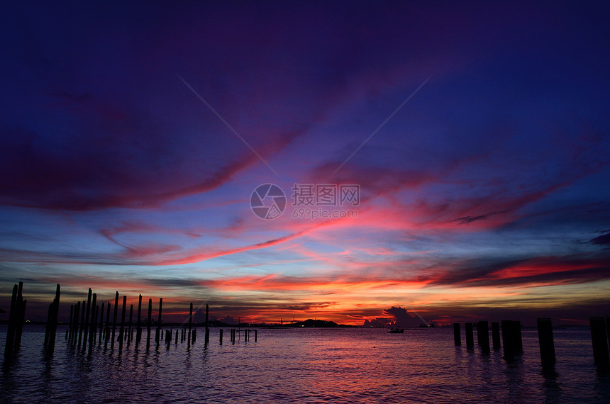 锡昌岛环绕着黄昏的天空旅行季节时间海洋日落休息建筑夕阳场景戏剧性图片