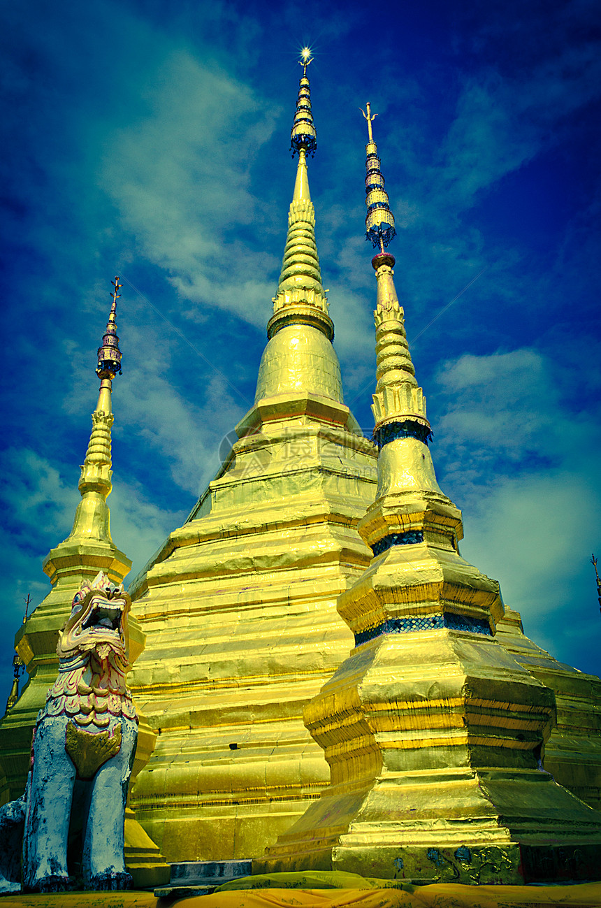 泰国金塔地标金子宝塔精神上帝异国奢华蓝色游客建筑学文化图片