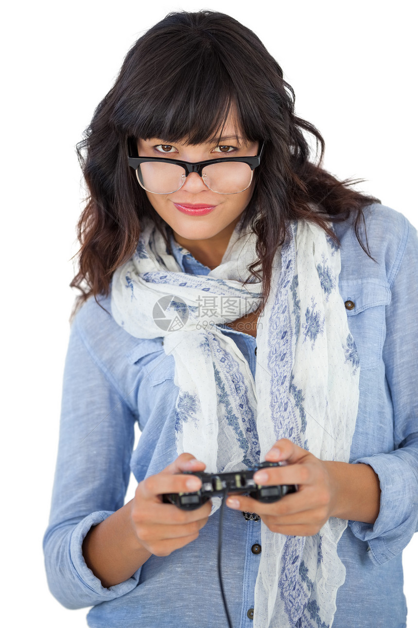 穿着围巾和戴眼镜的漂亮女子玩电子游戏图片