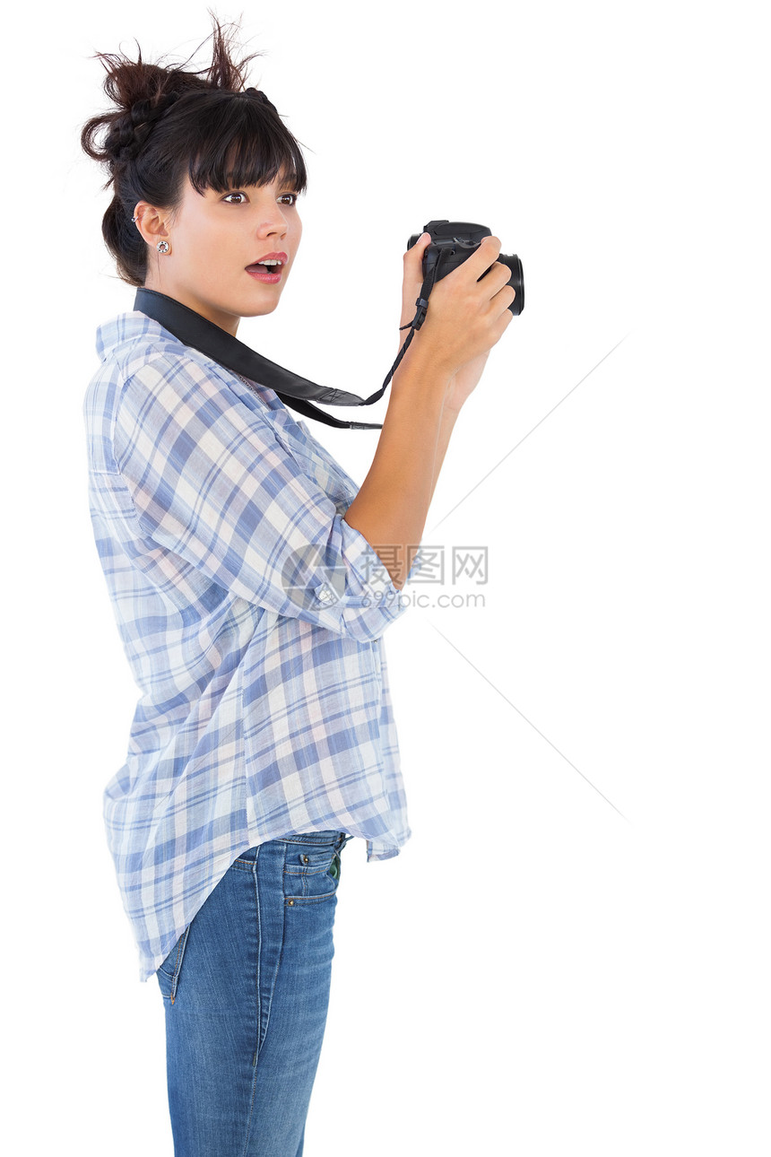 惊讶的年轻女人 用相机拍照时被拍到图片