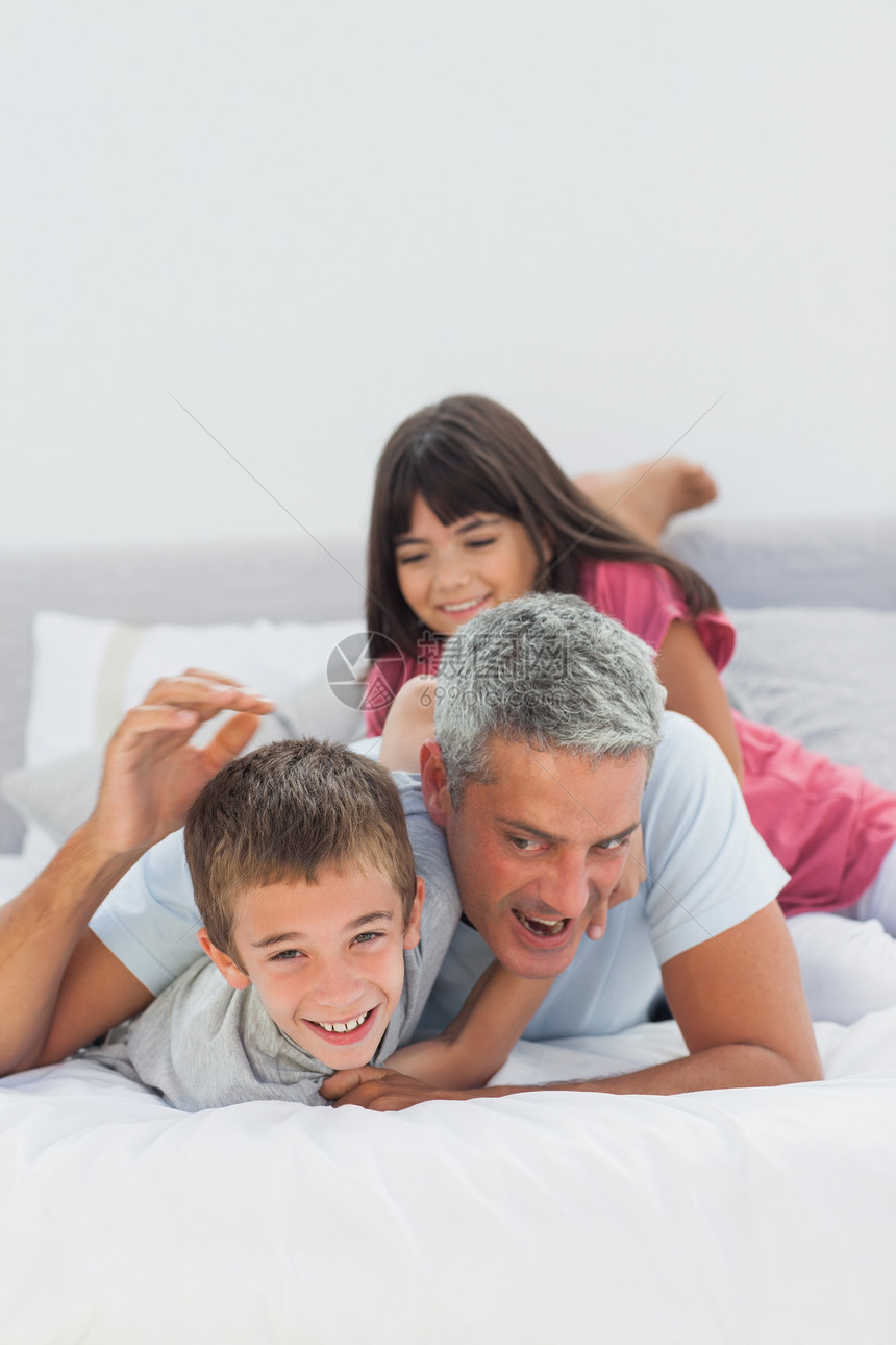 微笑的父亲和孩子玩得开心图片