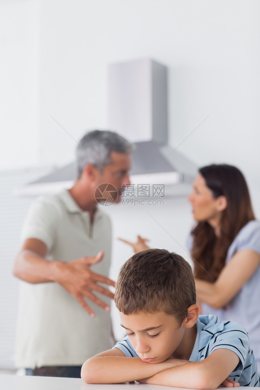 在悲伤的儿子面前争吵的情侣图片