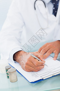 国际专家手写字医生在处方垫上写字的手背景