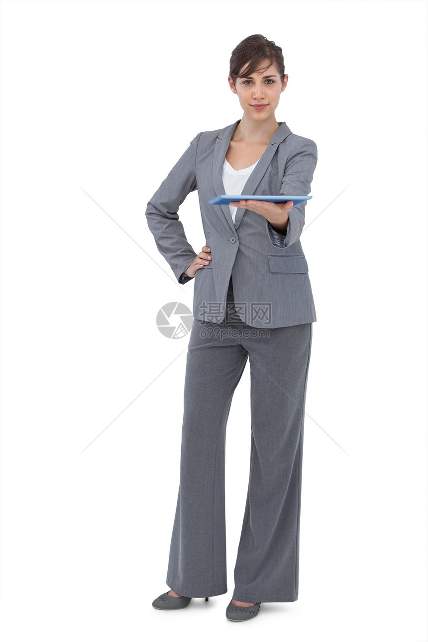 拥有平板电脑的有吸引力的商业妇女触摸屏微笑头发商务药片棕色套装女士人士快乐图片