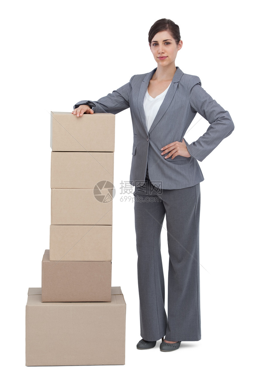 严重女商务人士用纸板盒装扮图片