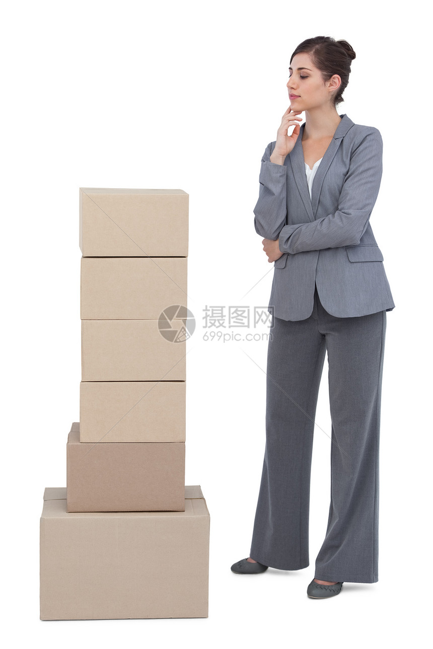 带纸板盒的有想象力的商业女商务人士图片