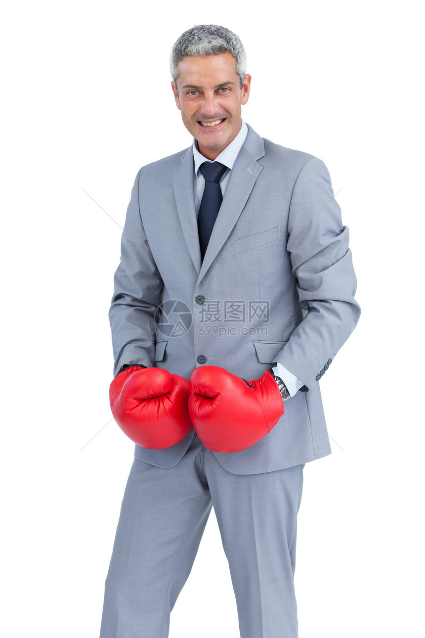 酷酷的生意人装着拳手套图片
