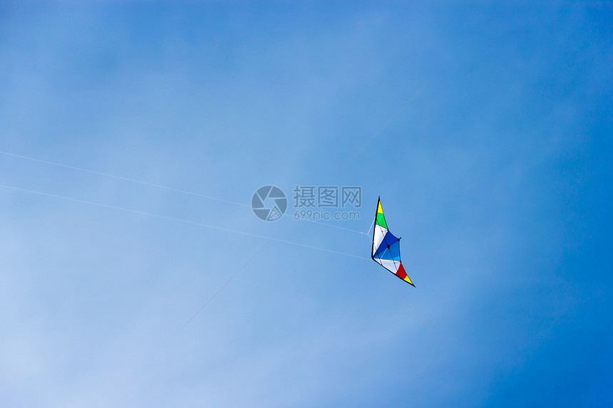 在美丽的蓝色天空中飞舞的彩色风筝爱好橙子玩具翅膀细绳尾巴运动自由闲暇追求图片