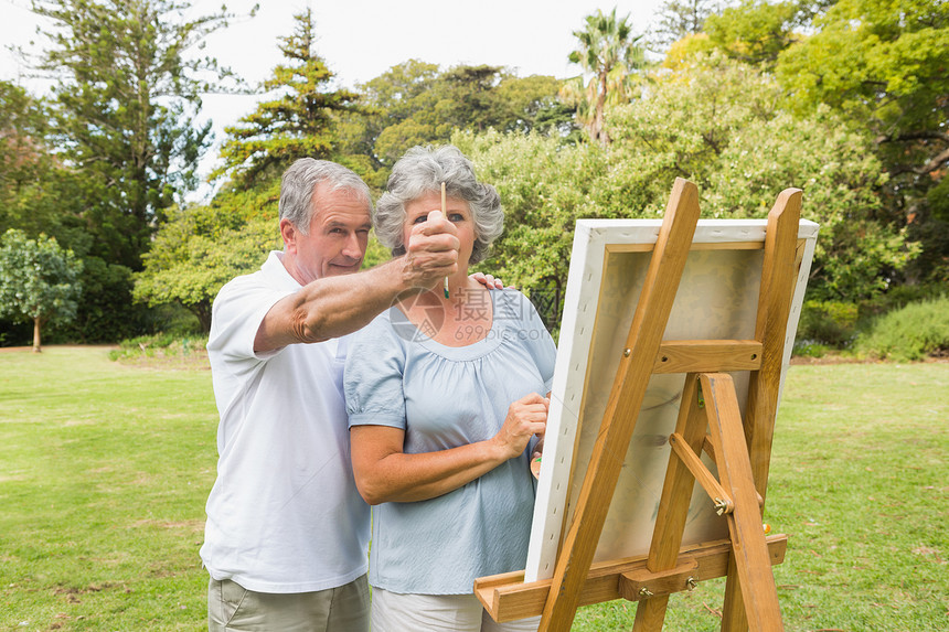 退休妇女与丈夫在画布上绘画图片
