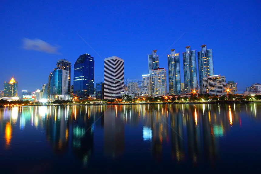 曼谷市风景首都天空高楼景观市中心蓝色城市商业地标反射图片