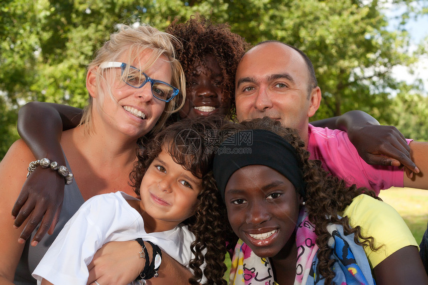 多种族家庭国籍友谊快乐微笑童年混合团体混血儿森林黑色图片