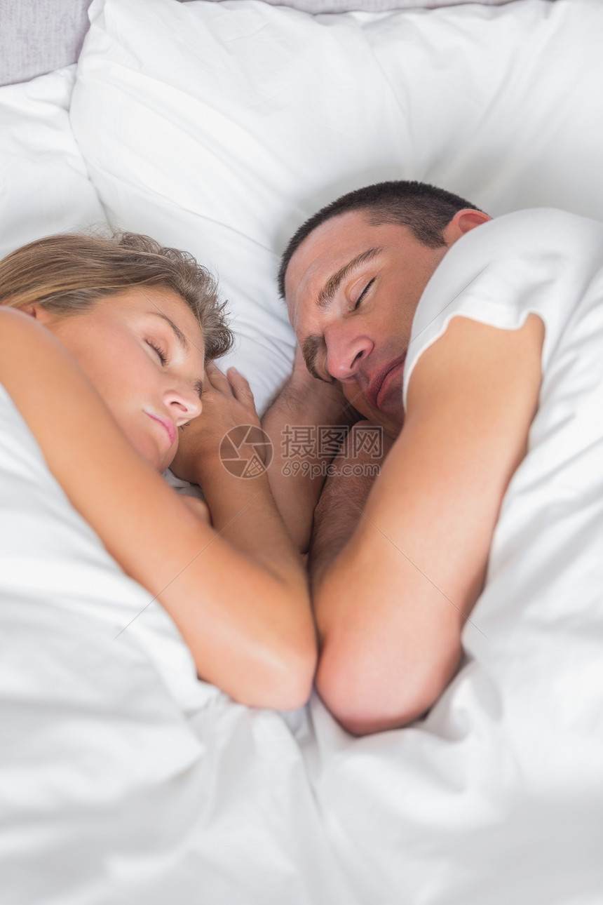 可爱的夫妻一起睡在床上图片