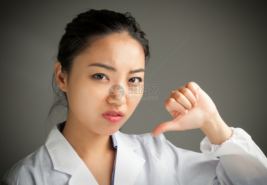 有吸引力的亚洲女孩 20岁在演播室拍摄黑发冒充灰色医疗愤怒医学思维悲伤医生职业图片
