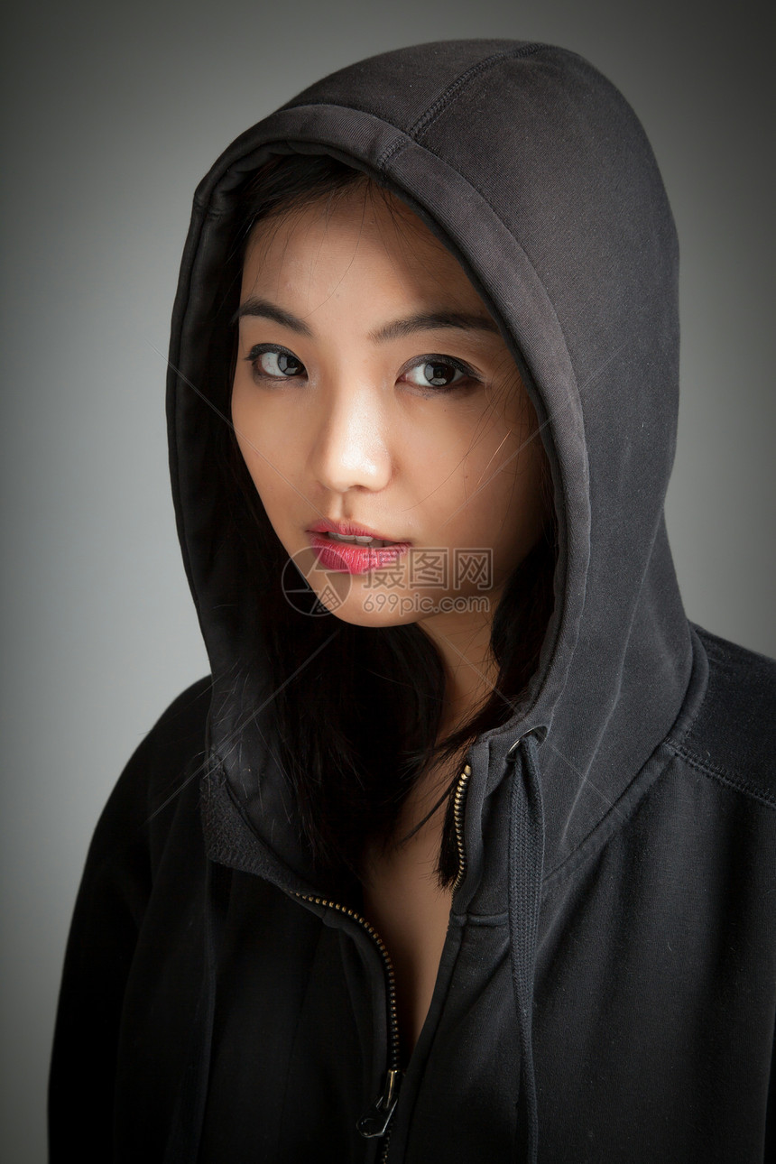 有吸引力的亚洲女孩 20岁在演播室拍摄黑发背景爆头帽衫成人灰色思维情绪休闲服女性图片