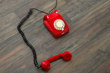 挂断红电话木地板房间技术器具地面红色热线拨号说谎电子产品背景