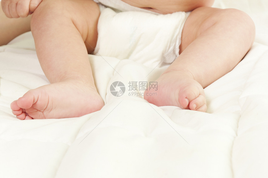 婴儿脚儿童毯子睡眠保健摄影白色皮肤身体女孩新生图片