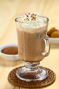 巧克力和奶油热巧克力季节性鞭打剃须饮料玻璃可可食物高清图片