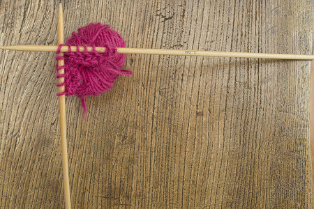 针头边角的毛和编织手工边界蓝色纺织品织物材料爱好缝纫木头针织背景图片