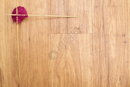 针头边角的毛和编织材料木头创造力针织手工边界蓝色工艺织物针线活背景图片