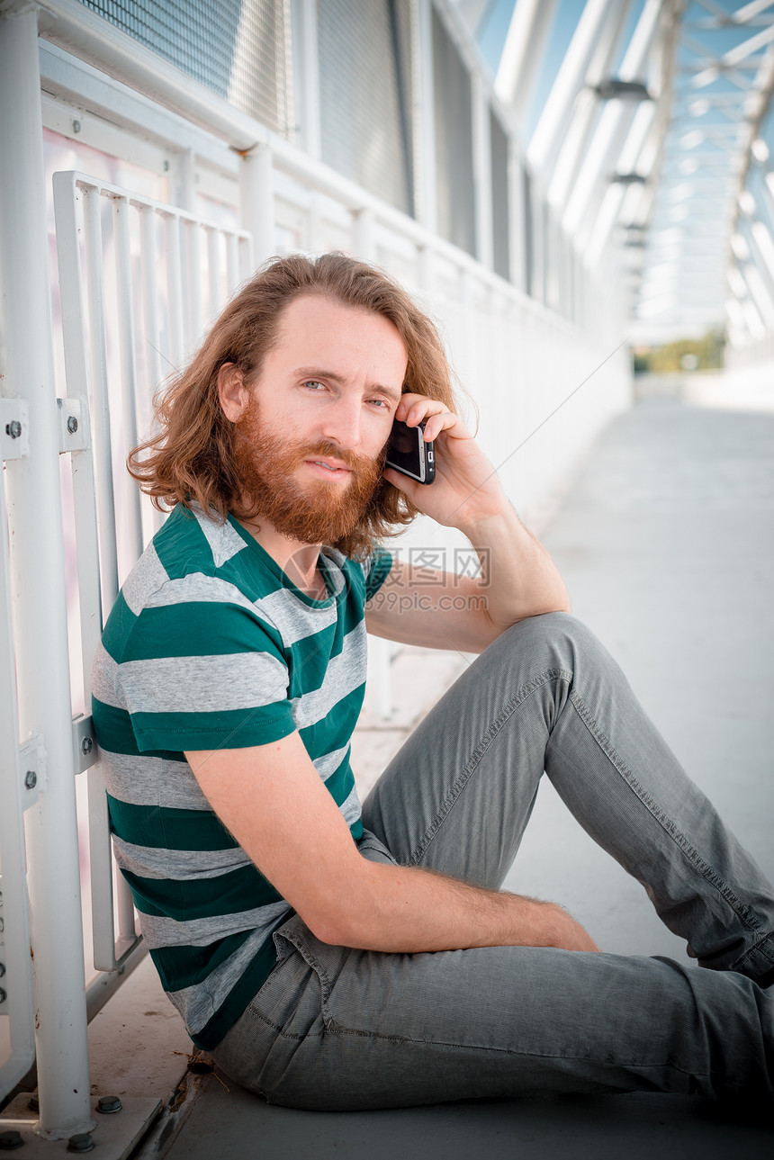 长长红头发和胡须生活方式的时时尚时装模型眼睛蓝色太阳镜红色电话男人男性冒充潮人城市图片