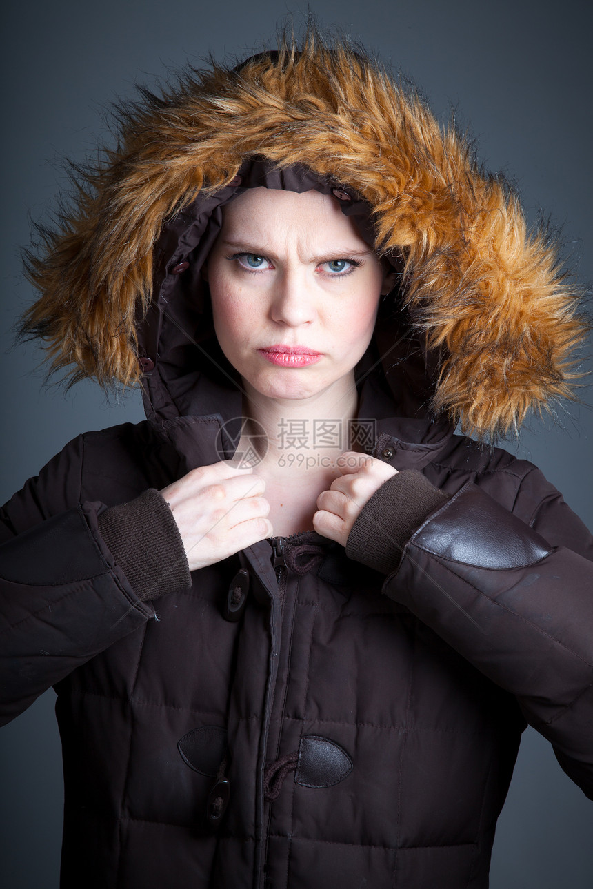 演播室30次拍摄的有吸引力的caucasian女孩毛皮休闲服白色灰色思维情绪女性悲伤冬衣愤怒图片