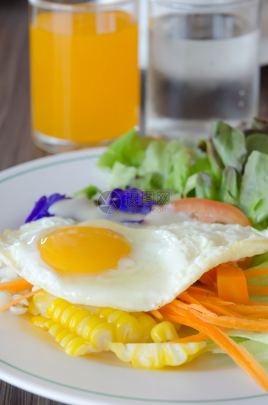 沙拉和鸡蛋蔬菜黄色白色奶油绿色玉米食物盘子油炸图片