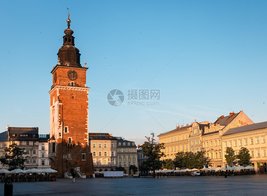 上午在克拉科夫主要市场广场教堂街道大厅游客房子城市宗教教会地标纪念碑图片