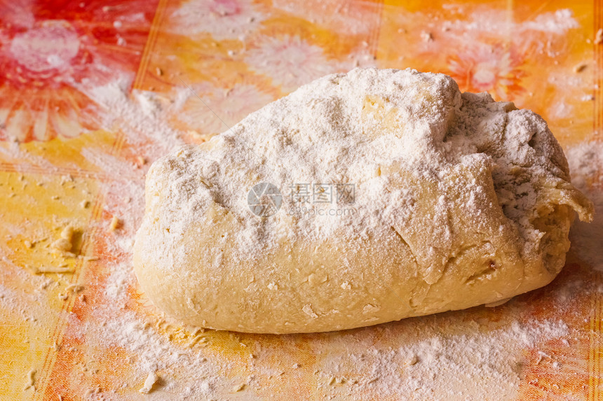 新鲜自制面条用于披萨营养黄色食物酵母烹饪白色小麦面包面团美食图片