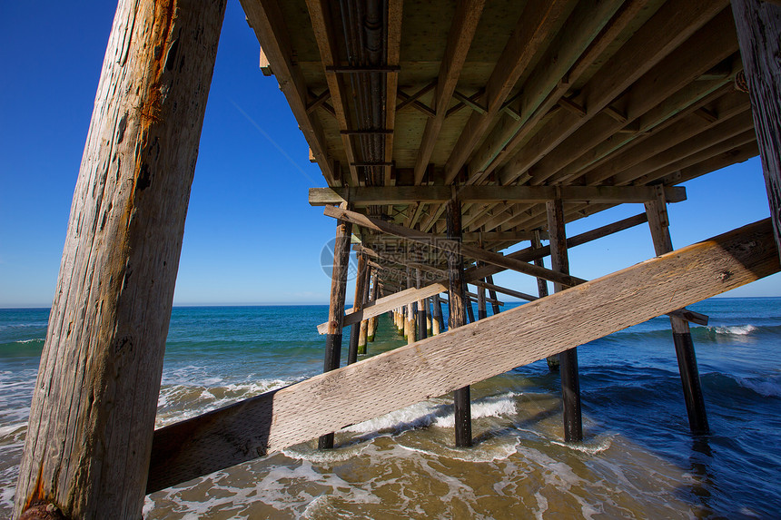 美国加利福尼亚州新港码头海滩 从下面海岸蓝色冲浪太阳支撑运动旅行码头假期海岸线图片