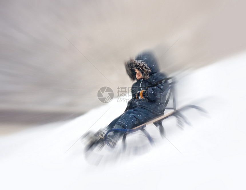 男孩滑雪山手套雪橇童年平底行动孩子闲暇孩子们男生运动图片